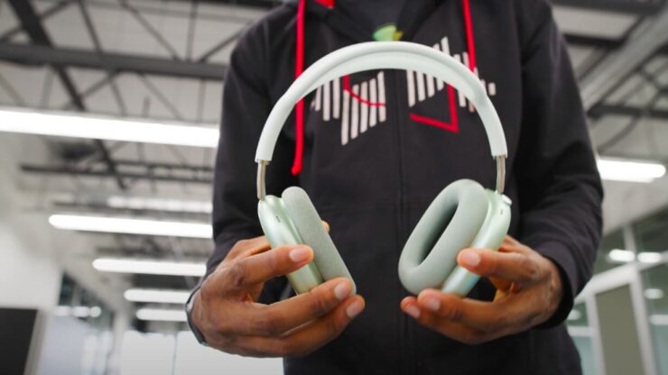 AirPods Max и выглядят, и ощущаются в руках очень хорошо. Со звуком у них тоже проблем почти нет. Фото.