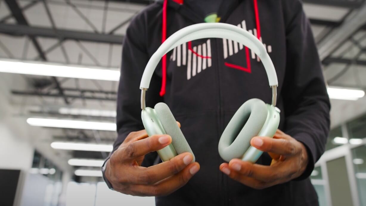 AirPods Max и выглядят, и ощущаются в руках очень хорошо. Со звуком у них тоже проблем почти нет. Фото.