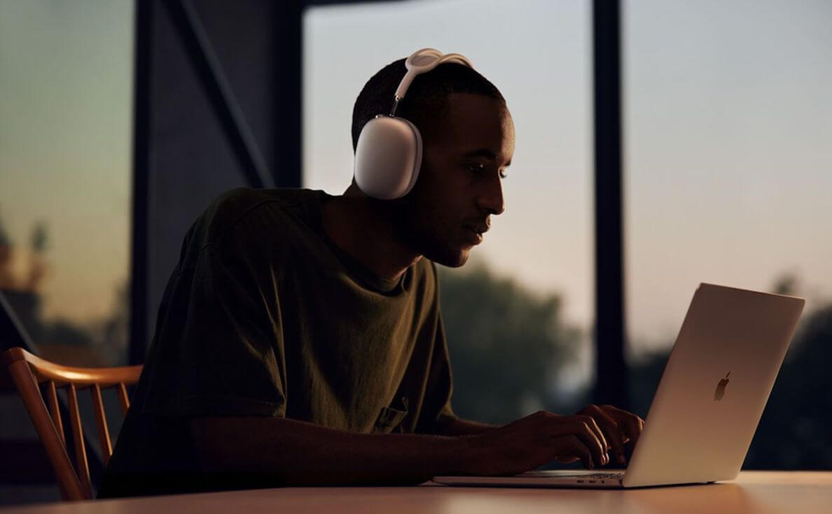 AirPods Max получились не такими, как Apple задумывала их изначально. AirPods Max получились не такими, как Apple задумывала их изначально. Фото.