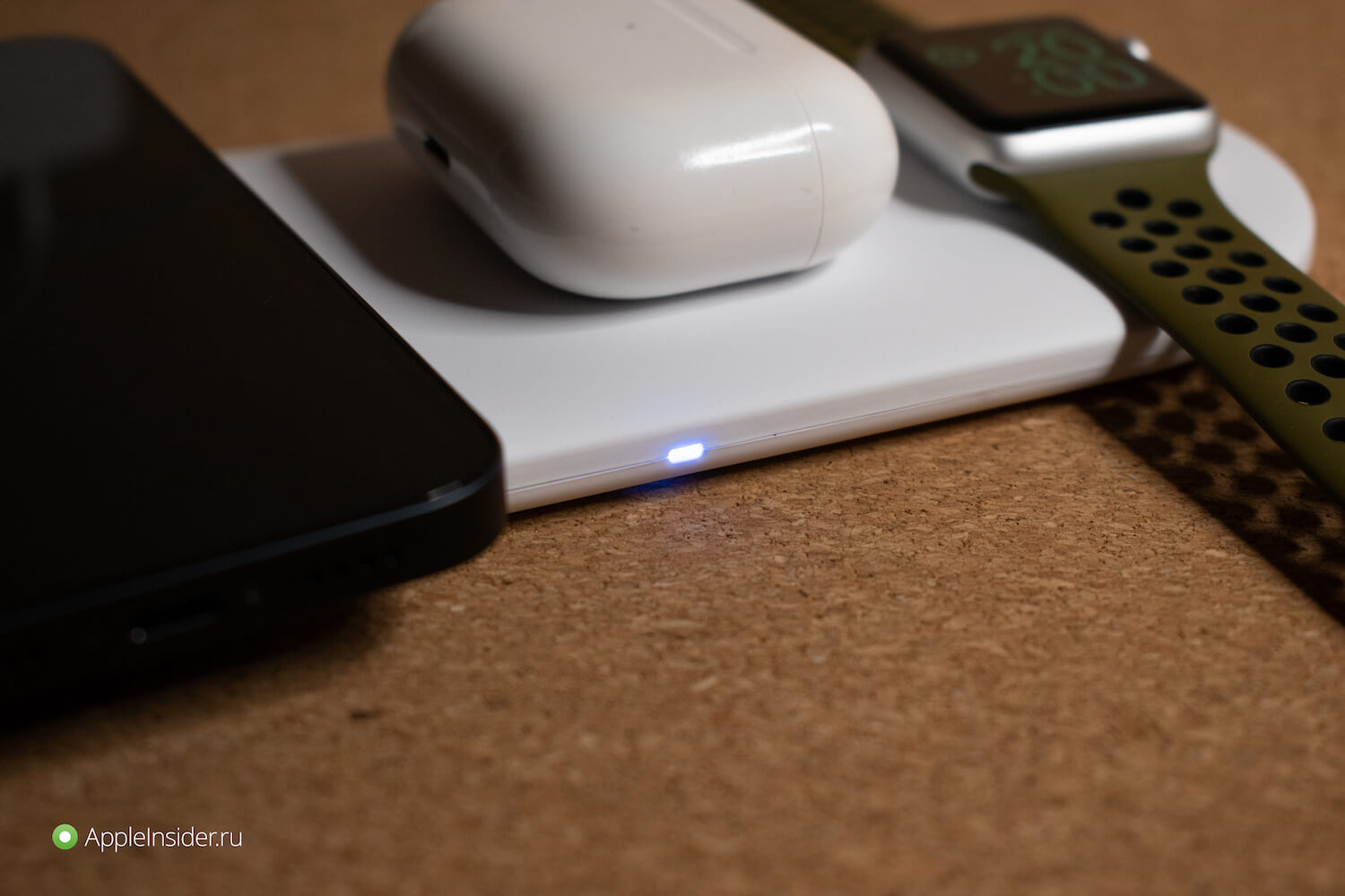 Что выбрать на замену AirPower. Есть индикатор работы, горит только если все три устройства заряжаются. Что выбрать на замену AirPower. Есть индикатор работы, горит только если все три устройства заряжаются. Фото.