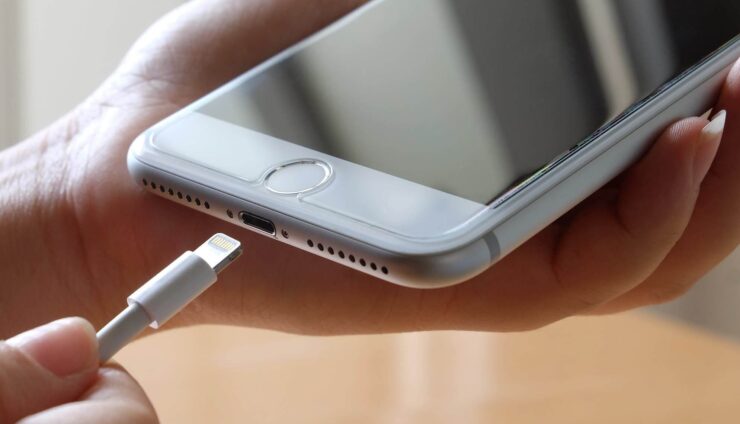 Почему iPhone стал быстро разряжаться. Пользователи ставят iPhone на зарядку ещё до полной разрядки, поэтому не замечают, что фактически энергия бесследно не исчезает, а меняется только цифра в значке батареи. Фото.