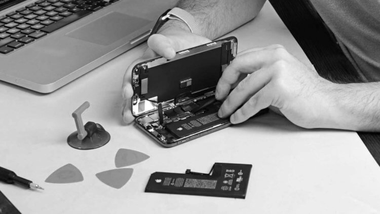 Ремонт iPhone 12 стал сложнее — как теперь заменить аккумулятор? Фото.