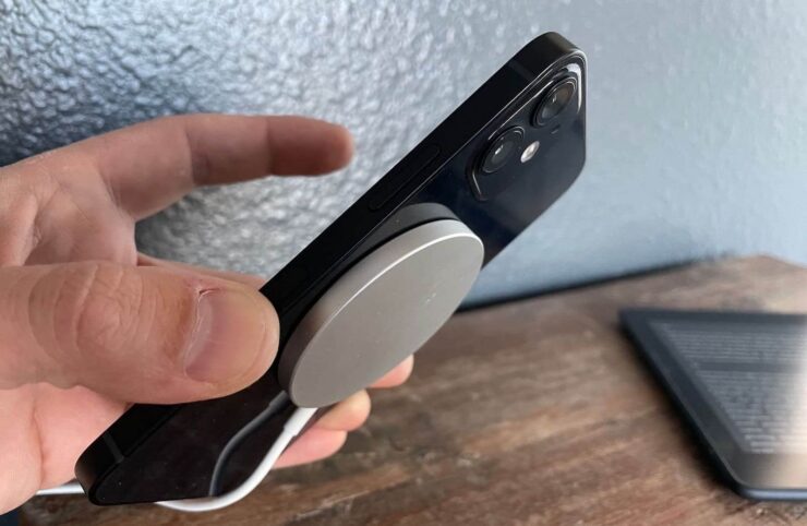 Чтобы отключить iPhone от MagSafe, эту пару придётся поднять и принудительно разрывать, прикладывая силу. Фото.