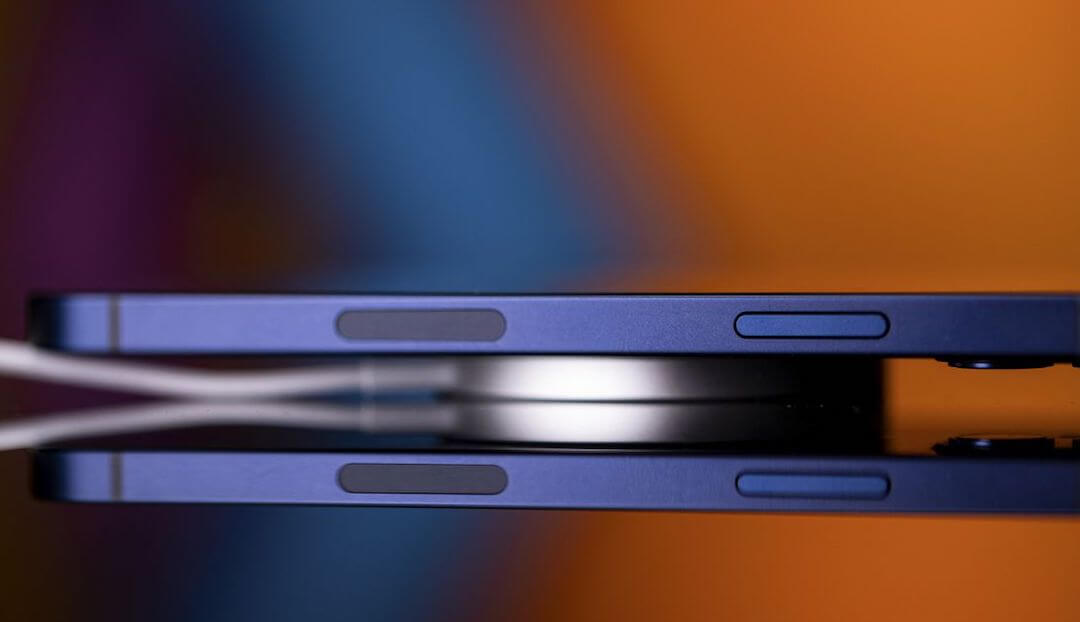 iOS 14.3 сломала быструю зарядку в китайских MagSafe. iOS 14.3 сломала быструю зарядку в китайских MagSafe. Фото.