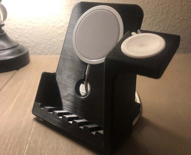 Некоторые пользователи уже начали клеить MagSafe к тумбочкам или стендам вроде этого. Правда, в таком случае стенд тоже придется приклеить. Фото.
