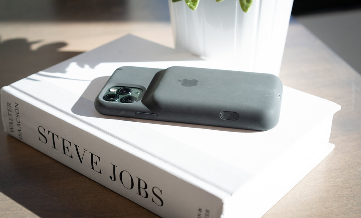 Вышел съёмный MagSafe-аккумулятор для iPhone. Он крепится к нему на магнитах. Фото.