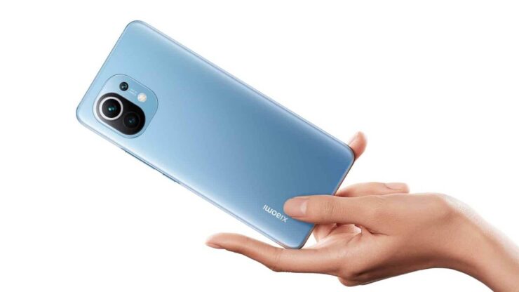 Сколько стоит Xiaomi Mi 11. Xiaomi Mi 11 стоит в китайской рознице 610 долларов, а iPhone 12 — 800. Фото.