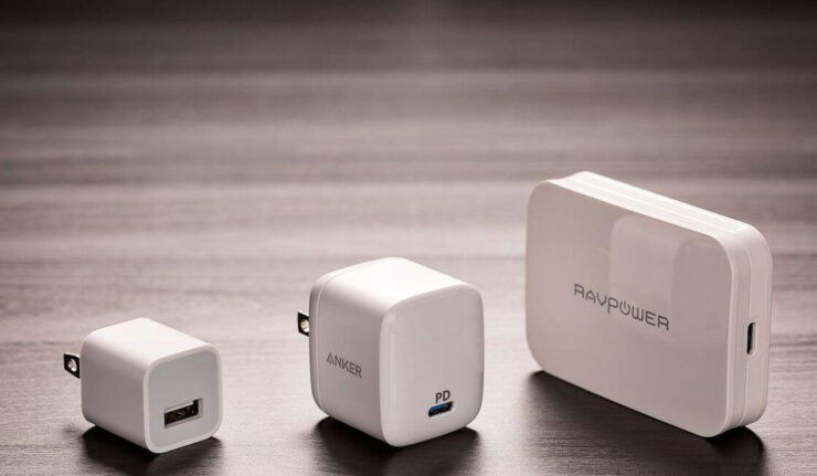 Новый зарядник Apple. GaN-зарядники используют нитрид-галлиевую технологию производства. Фото.