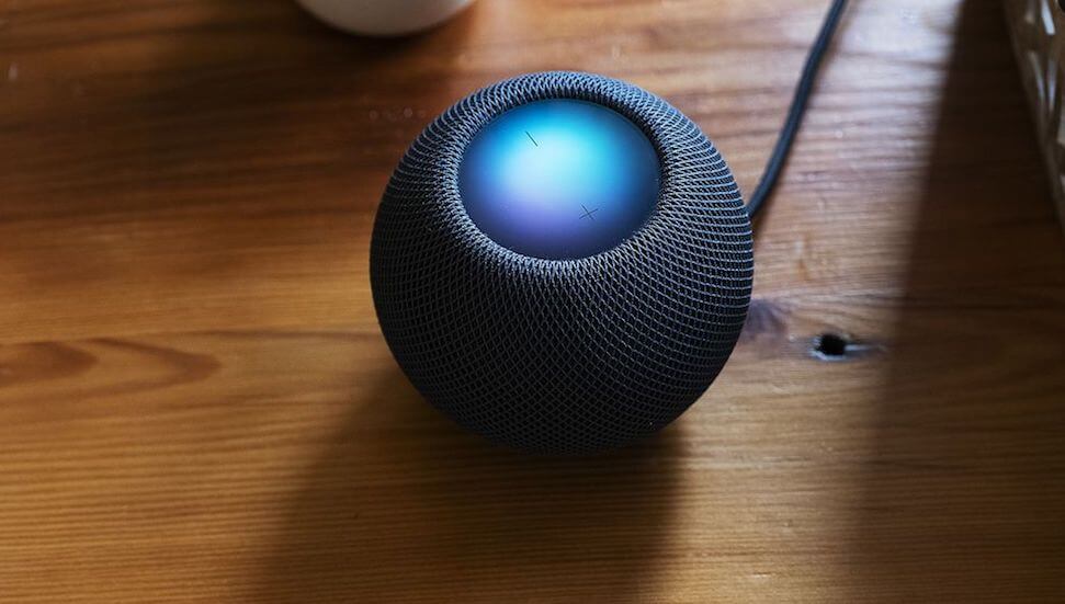 HomePod mini комплектуется съёмным кабелем питания. Фото.