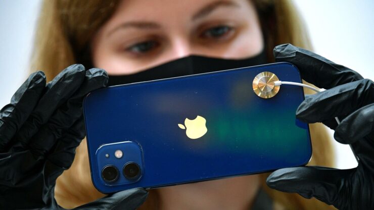 Рассрочка — основная причина, по которой многие по-прежнему покупают айфоны в официальной рознице. Фото.