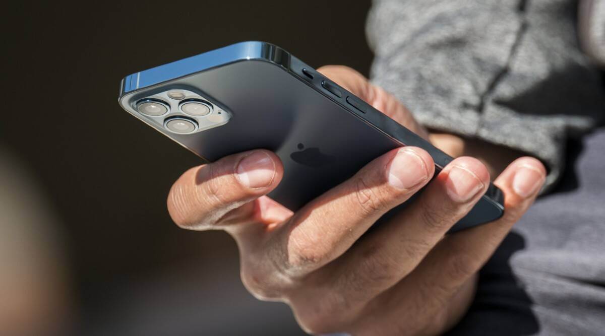 Серовозы не платят НДС, а потому могут делать такие скидки на iPhone, какие не могут сделать официалы. Фото.