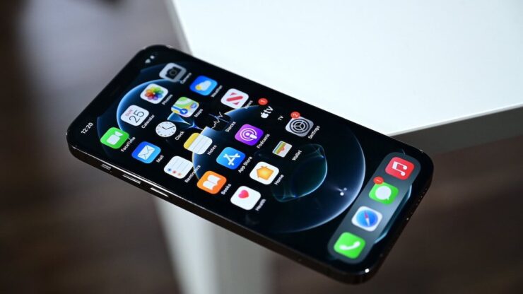 iPhone 12s будет таким же, как iPhone 12, только с другим процессором и версией iOS. Фото.