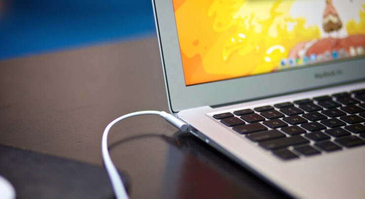 MagSafe в MacBook Air 2021. MagSafe — настолько классный интерфейс, что отказываться от него с самого начала было грубой ошибкой. MagSafe в MacBook Air 2021. MagSafe — настолько классный интерфейс, что отказываться от него с самого начала было грубой ошибкой. Фото.