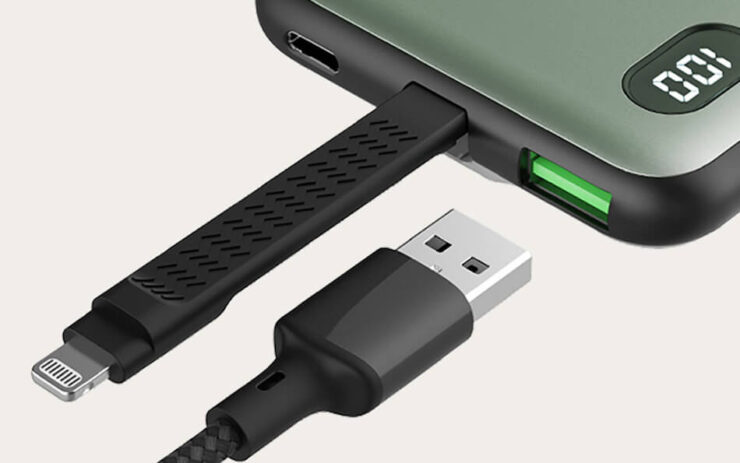 Пауэрбанк Xiaomi для iPhone. На корпусе IDMIX P10 Pro есть встроенный кабель с коннектором Lightning. Фото.