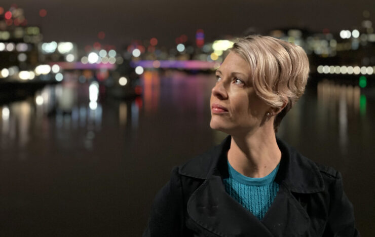 Зачем нужен лидар в iPhone. Обратите внимание на то, как хорошо лидар отрабатывает переход от силуэта к фону. Фото.