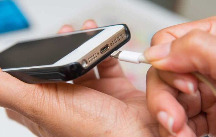 iPhone разряжается быстрее, чем заряжается. Скорее всего, проблему, из-за которой iPhone разряжается во время зарядки, можно исправить легко и просто. iPhone разряжается быстрее, чем заряжается. Скорее всего, проблему, из-за которой iPhone разряжается во время зарядки, можно исправить легко и просто. Фото.