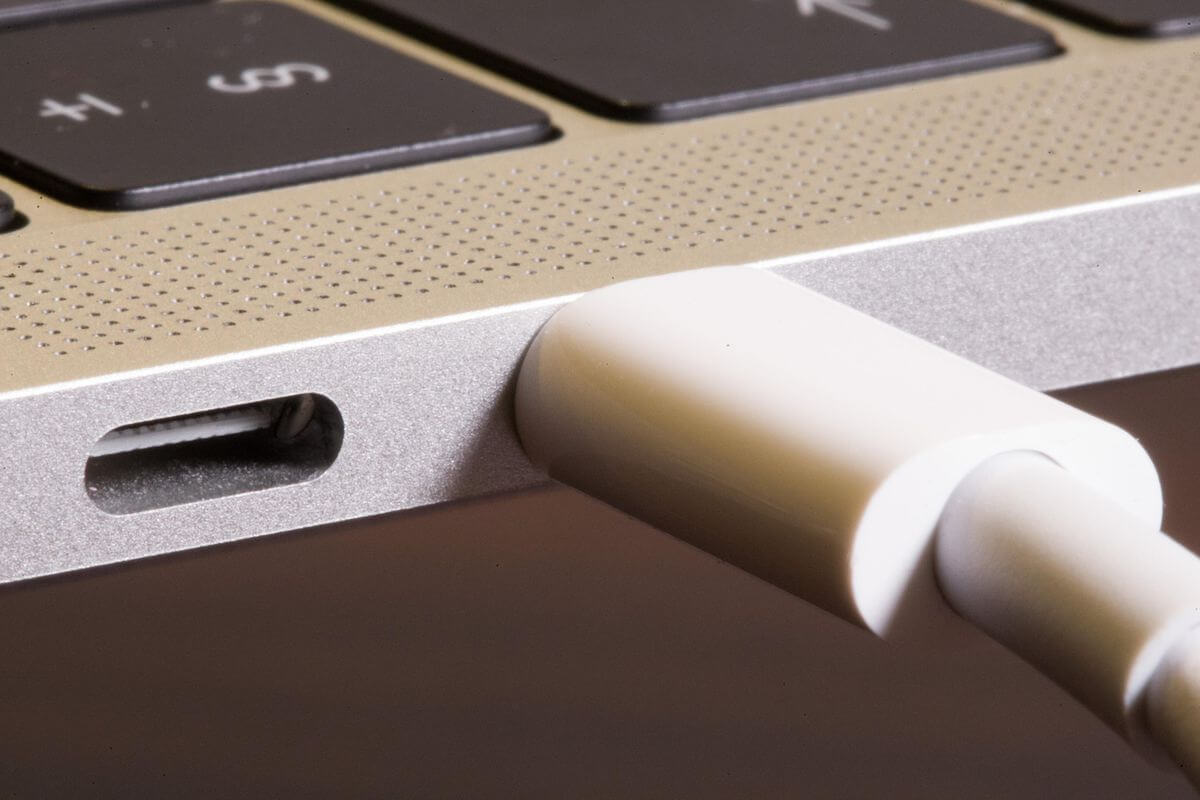 Apple научит MacBook подстраивать зарядку под ваш распорядок дня. Apple продолжает делать зарядку макбуков умнее. Apple научит MacBook подстраивать зарядку под ваш распорядок дня. Apple продолжает делать зарядку макбуков умнее. Фото.