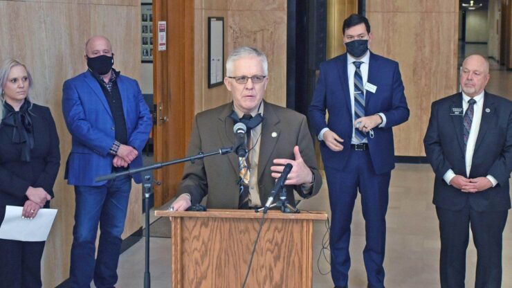 Аналоги App Store. Это тот самый Кайл Дэвисон, сенатор, вынесший на рассмотрение законопроект о монополии App Store. Фото.