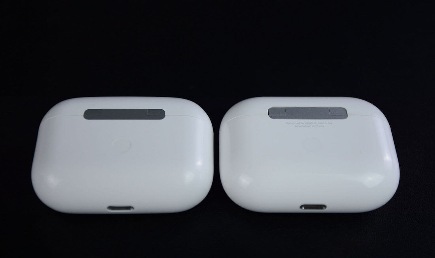 Угадайте, где оригинальные AirPods Pro, а где копия? Подсказка: копия та, что без изъянов. Фото.