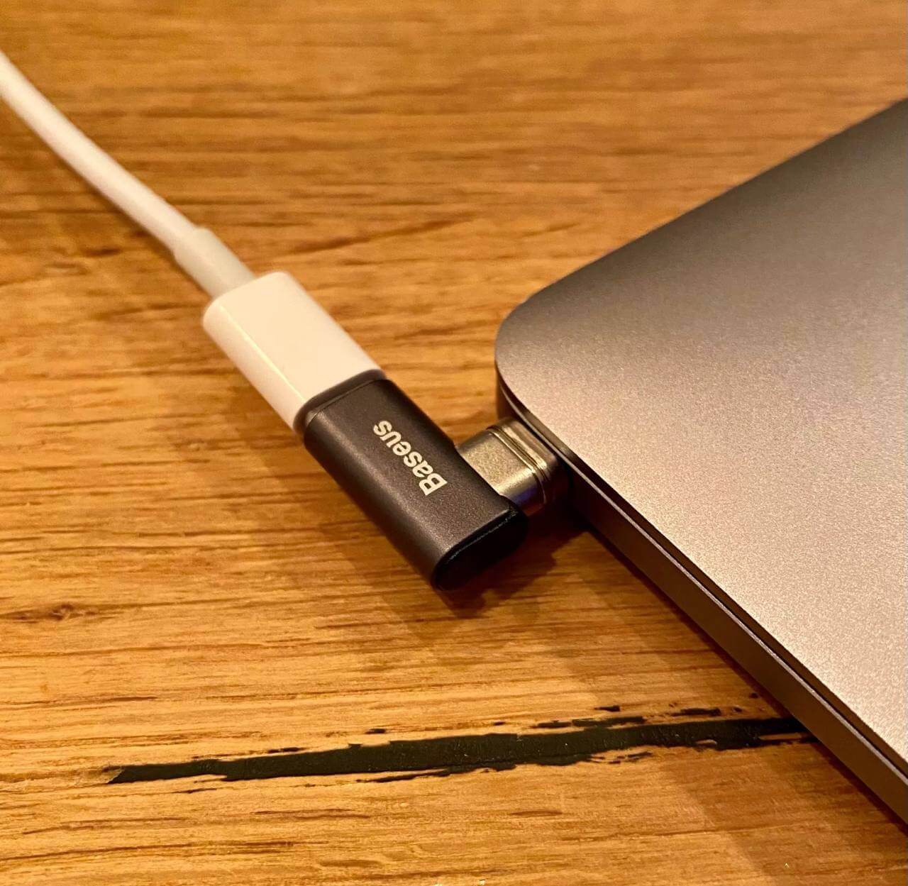 Магнитная зарядка для MacBook. Если случайно задеть такой провод, он отстёгивается от ноутбука. Фото.