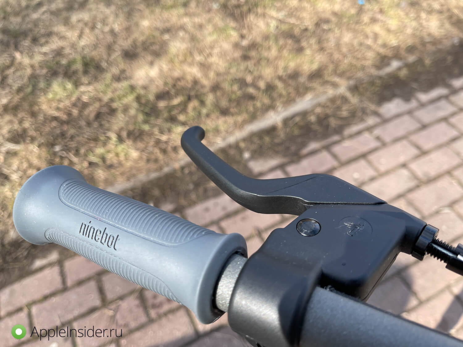 Обзор самоката Segway-Ninebot eKickScooter Zing E10. Один тормоз расположен рядом с левой ручкой. Обзор самоката Segway-Ninebot eKickScooter Zing E10. Один тормоз расположен рядом с левой ручкой. Фото.