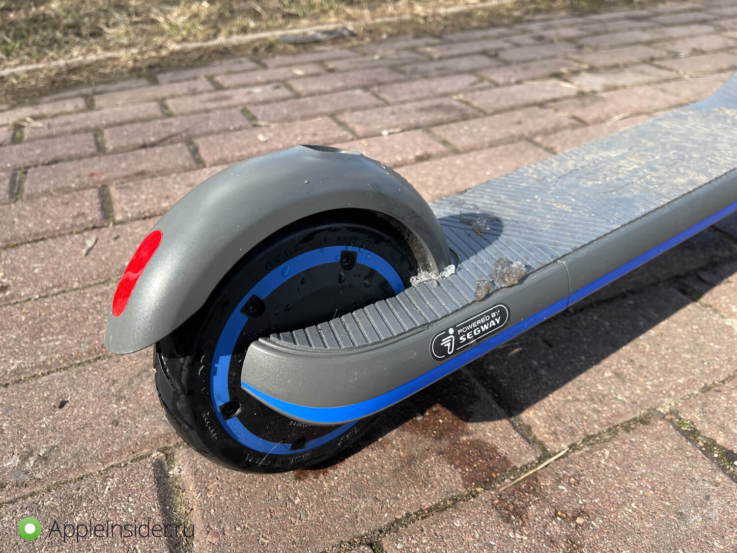 Обзор самоката Segway-Ninebot eKickScooter Zing E10. Другой (ножной) над задним колесом. Обзор самоката Segway-Ninebot eKickScooter Zing E10. Другой (ножной) над задним колесом. Фото.