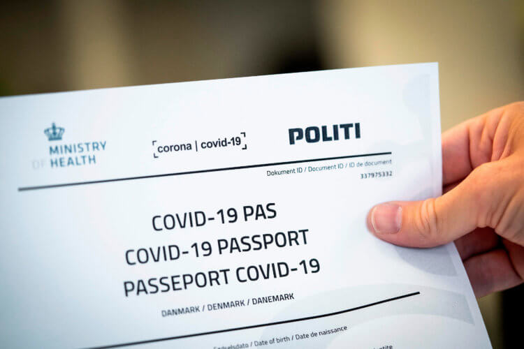 COVID-паспорт для iPhone. Apple не хочет делать своё приложение-паспорт для переболевших или вакцинированных от COVID-19, но не против, если его сделает кто-то ещё. COVID-паспорт для iPhone. Apple не хочет делать своё приложение-паспорт для переболевших или вакцинированных от COVID-19, но не против, если его сделает кто-то ещё. Фото.