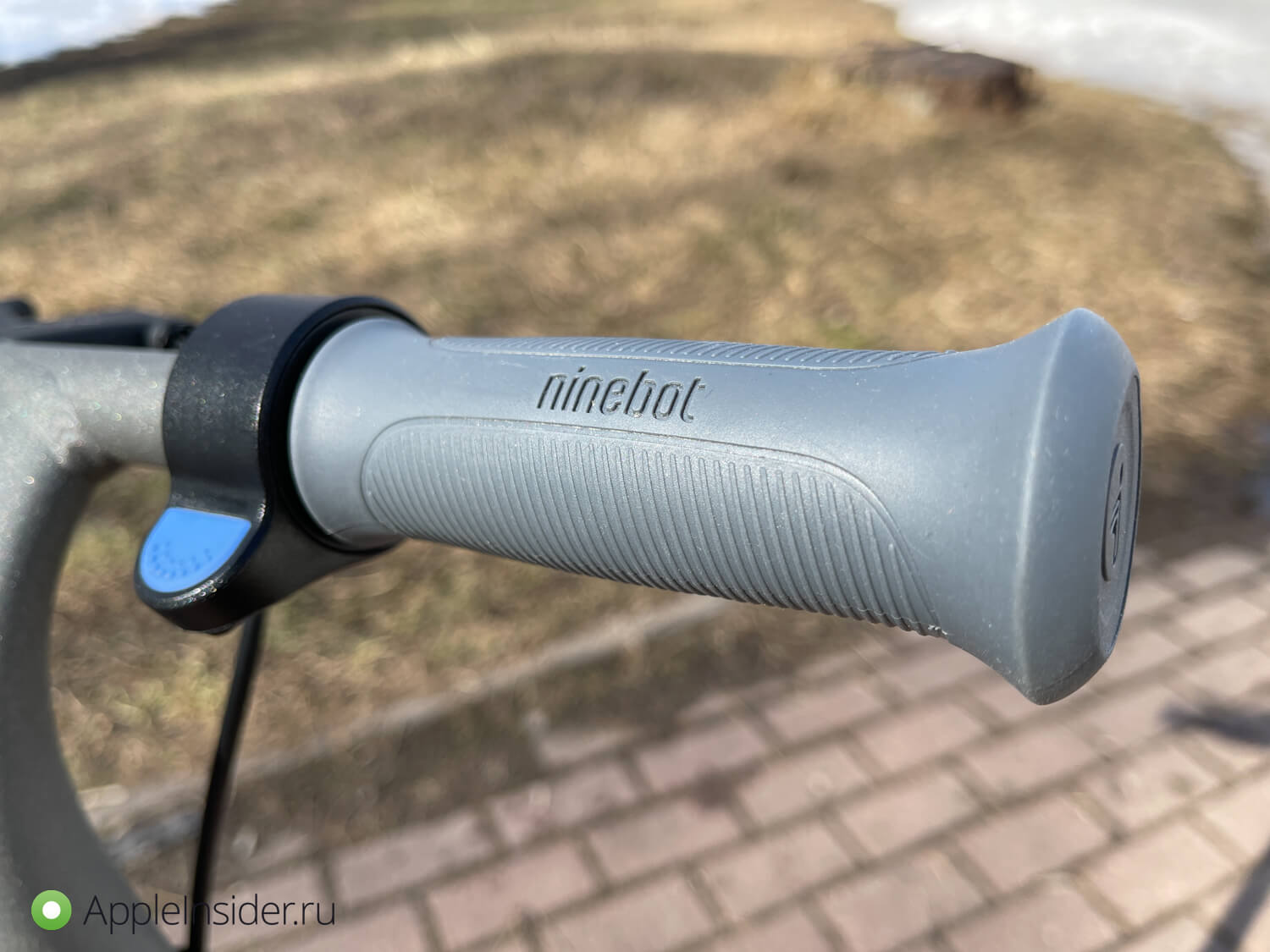 Обзор самоката Segway-Ninebot eKickScooter Zing E10. Рычаг имеет плавный ход, самокат не будет резко ускоряться. Обзор самоката Segway-Ninebot eKickScooter Zing E10. Рычаг имеет плавный ход, самокат не будет резко ускоряться. Фото.