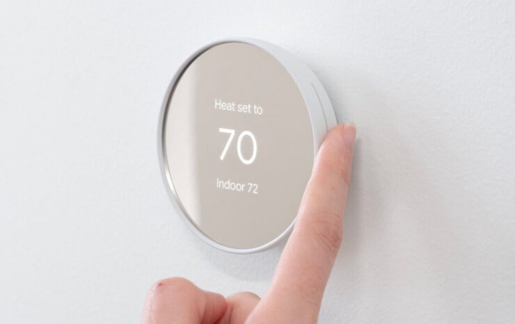Зачем нужна колонка HomePod mini. Обычные термостаты настраиваются вручную, а HomePod mini будет управлять ими удалённо в автоматическом режиме. Фото.