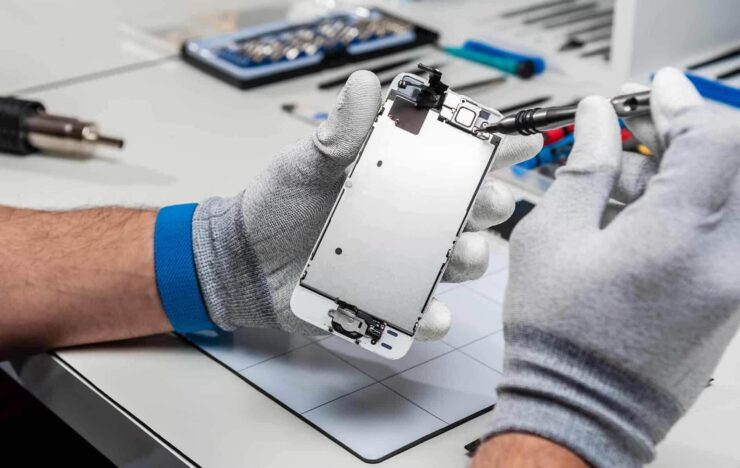 Сегодня iPhone 12 считается самым ремонтопригодным айфоном из всей линейки. Фото.