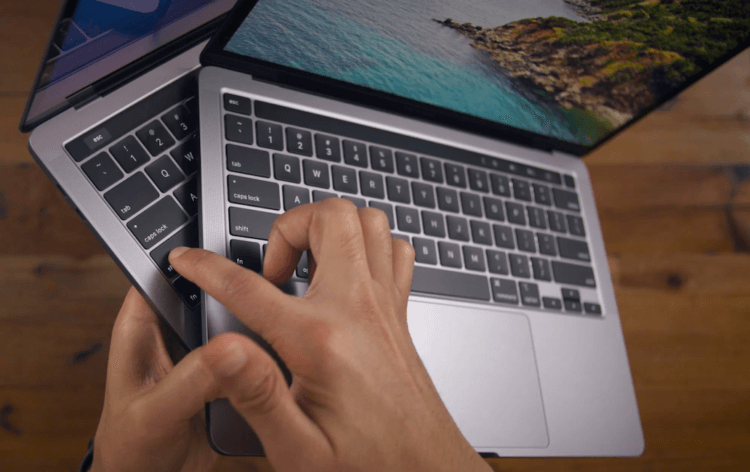 На Apple подают в суд за использование клавиатуры «бабочка» в MacBook. Фото.