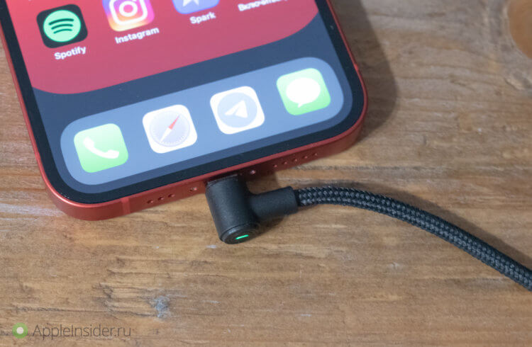 Чем заряжать iPhone в 2021 году. Чем заряжать iPhone в 2021 году. Фото.