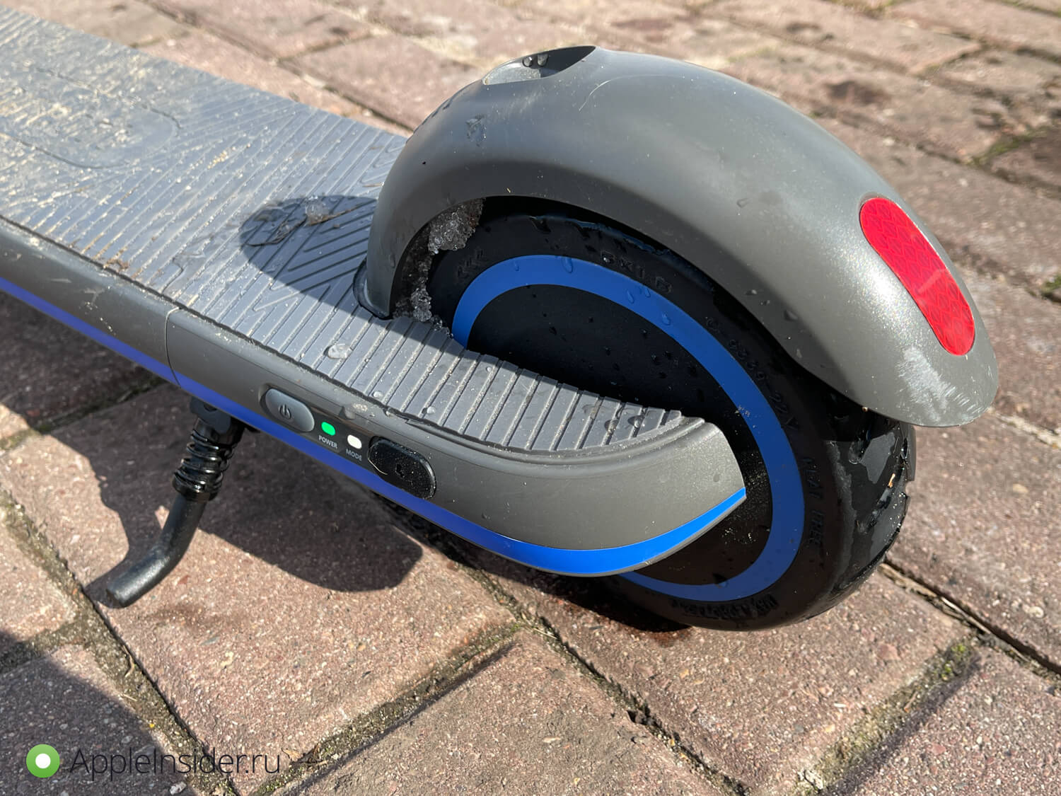 Обзор самоката Segway-Ninebot eKickScooter Zing E10. Выдвижная ножка позволяет разместить самокат, пока ребёнок не катается. Обзор самоката Segway-Ninebot eKickScooter Zing E10. Выдвижная ножка позволяет разместить самокат, пока ребёнок не катается. Фото.