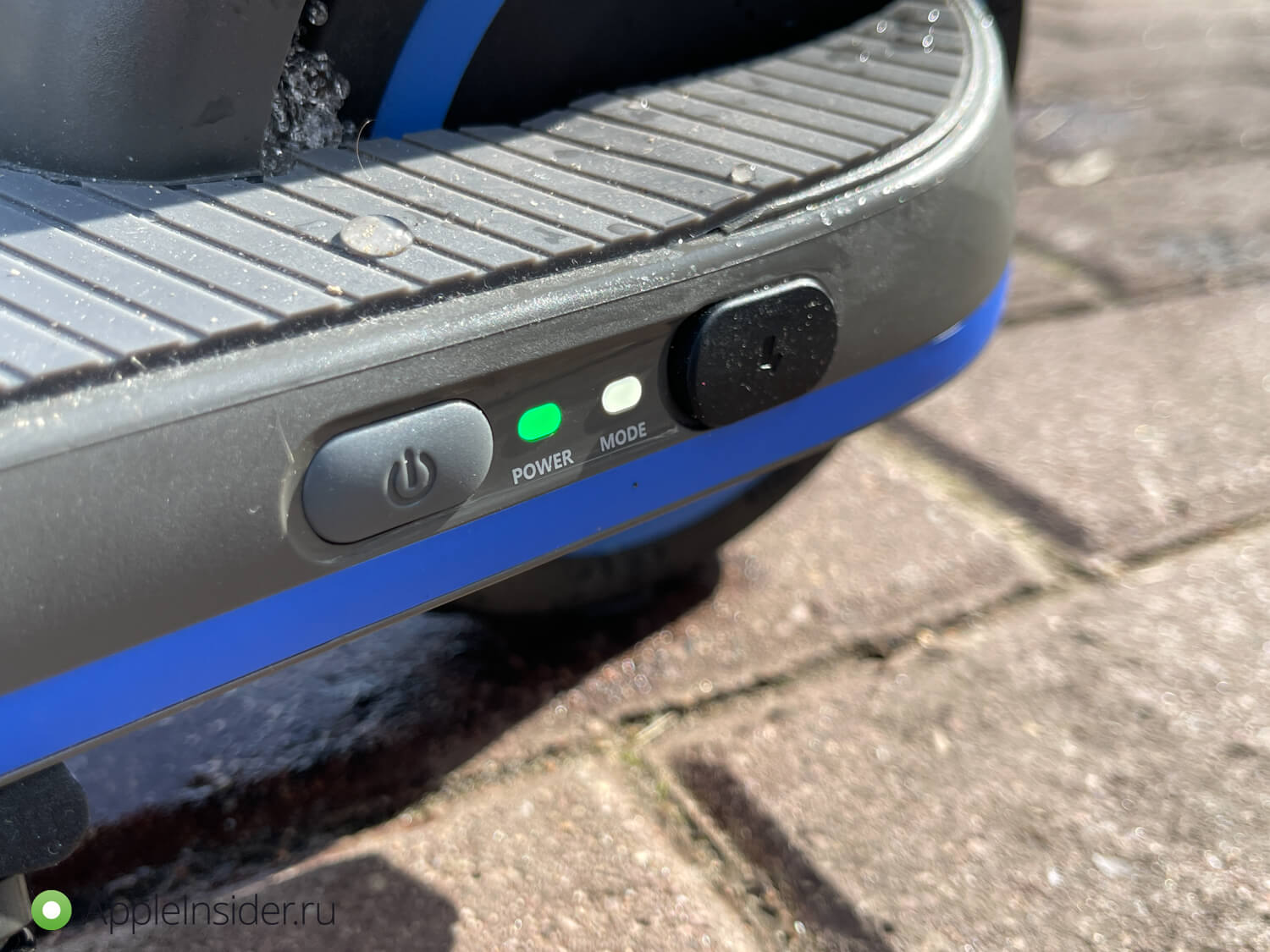 Обзор самоката Segway-Ninebot eKickScooter Zing E10. Кнопка переключения режимов расположена рядом с индикатором зарядки. Обзор самоката Segway-Ninebot eKickScooter Zing E10. Кнопка переключения режимов расположена рядом с индикатором зарядки. Фото.