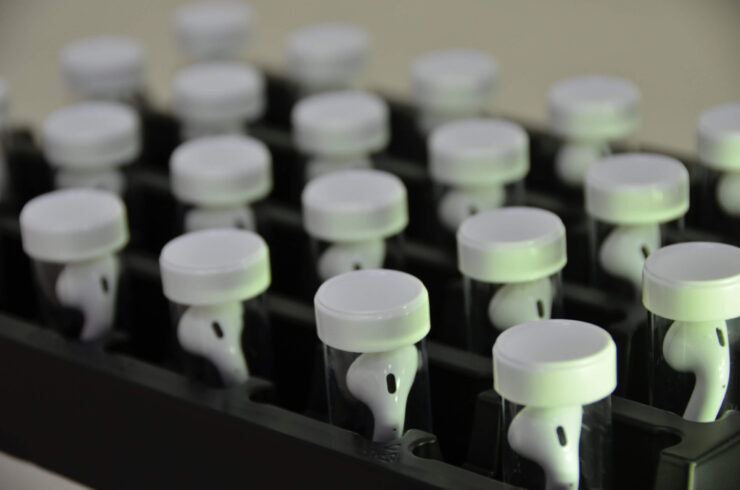 Заменить аккумулятор AirPods. Podswap тщательно чистит и дезинфицирует AirPods, пришедшие на восстановление. Фото.