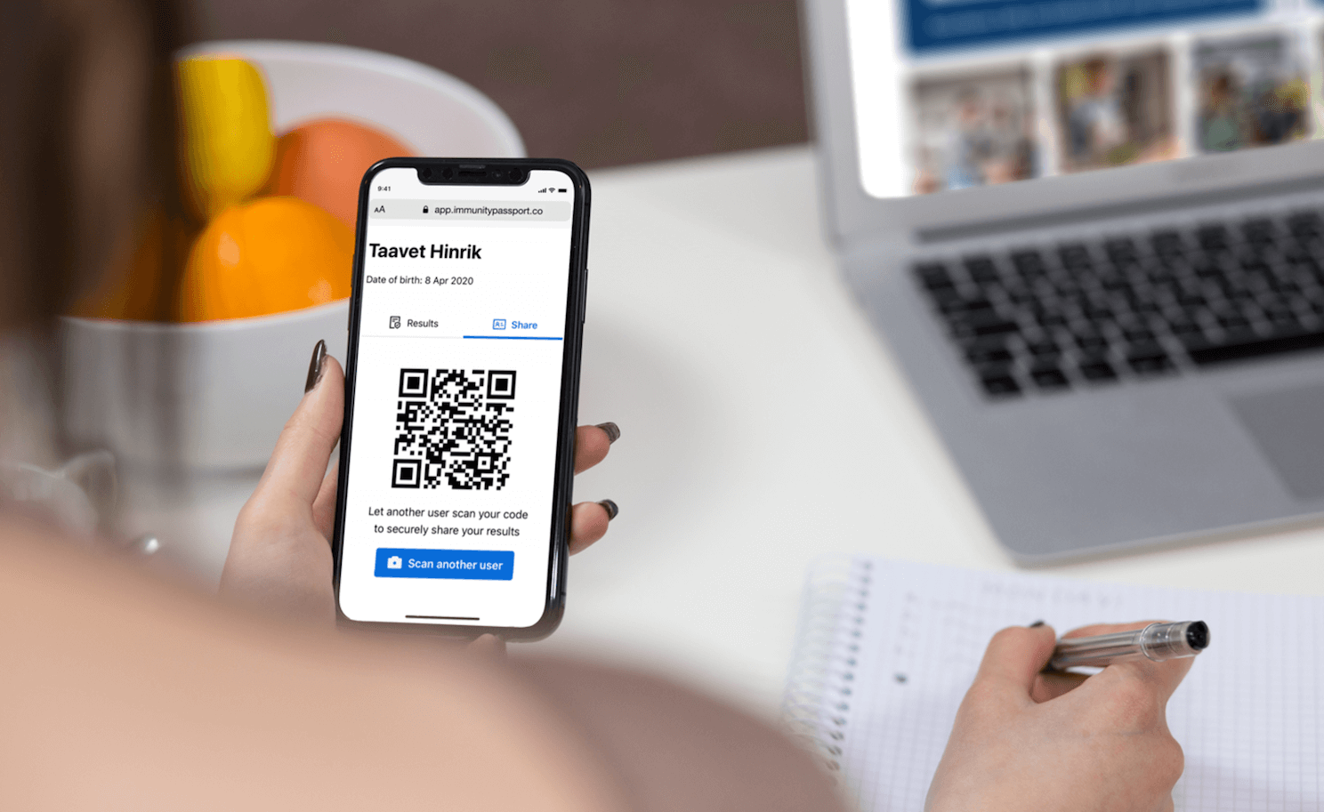 COVID-паспорт может быть исполнен в виде приложения. Главное, чтобы его принимали по всему миру или по крайней мере, в большинстве стран. Фото.