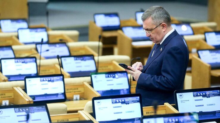 Будет ли Apple устанавливать российский софт. Агенты влияния Apple в российских верхах сработали очень хорошо, добившись для неё эксклюзивных условий. Фото.