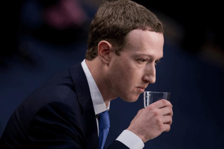 Тим Кук посоветовал Цукербергу удалить из Facebook данные от сторонних приложений. Фото.