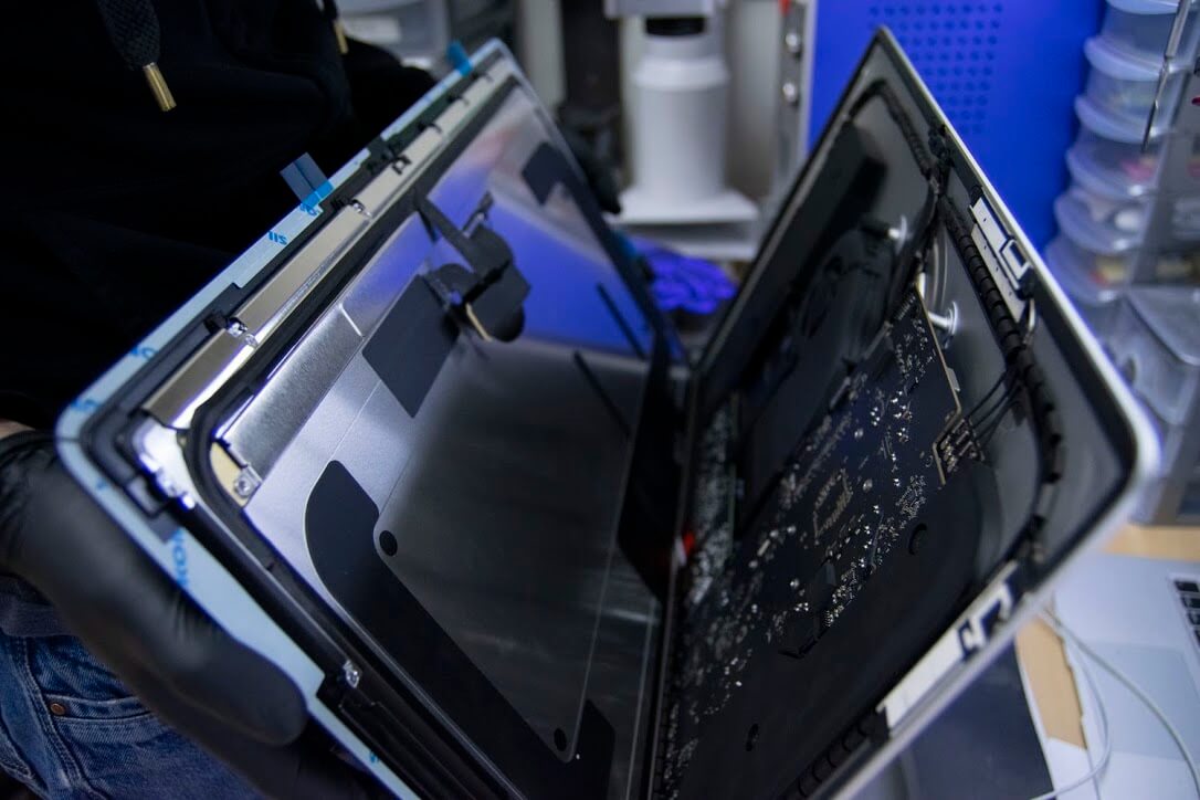 Шумит MacBook Pro? Оснастите его жидкостным охлаждением. Фото.