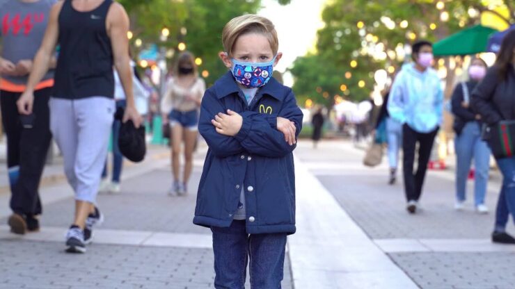Может ли AirTag следить за ребёнком. Хорошо ещё, если ребёнок потерялся среди людей. А если он убежал подальше, AirTag будет бесполезен. Фото.