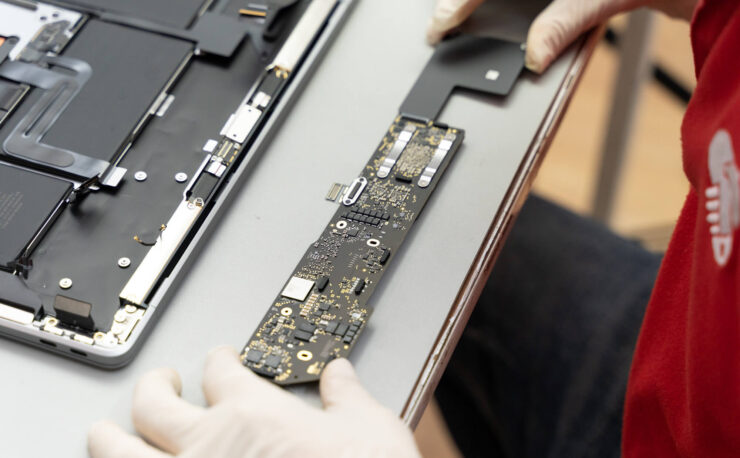 Дефицит техники Apple. Apple была вынуждена остановить сборку большой партии iPad и MacBook на полдороги. Дефицит техники Apple. Apple была вынуждена остановить сборку большой партии iPad и MacBook на полдороги. Фото.