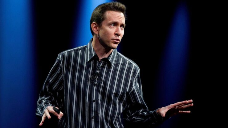 Скотт Форстолл признаётся, что пользователям iOS запрещено скачивать софт из-за пределов App Store из-за джейлбрейка. Фото.