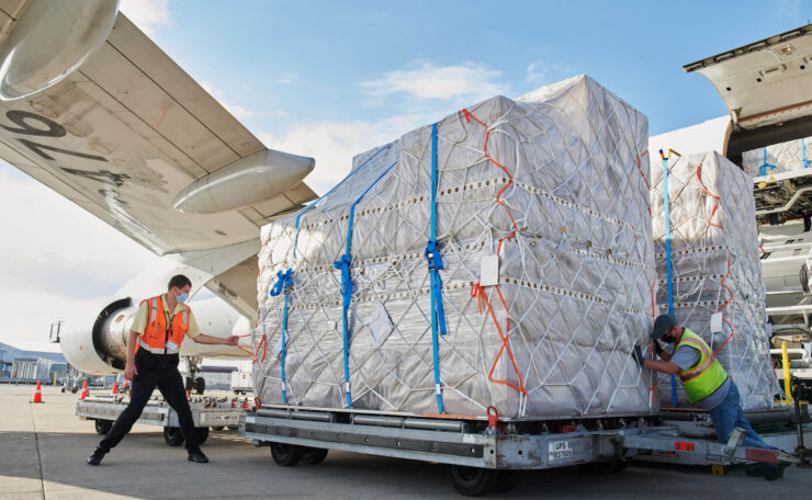 Сколько стоит доставка iPhone. Apple экономит примерно 3 миллиона долларов на 10 транспортировочных рейсах за счёт отказа от блока питания в комплекте с iPhone. Фото.