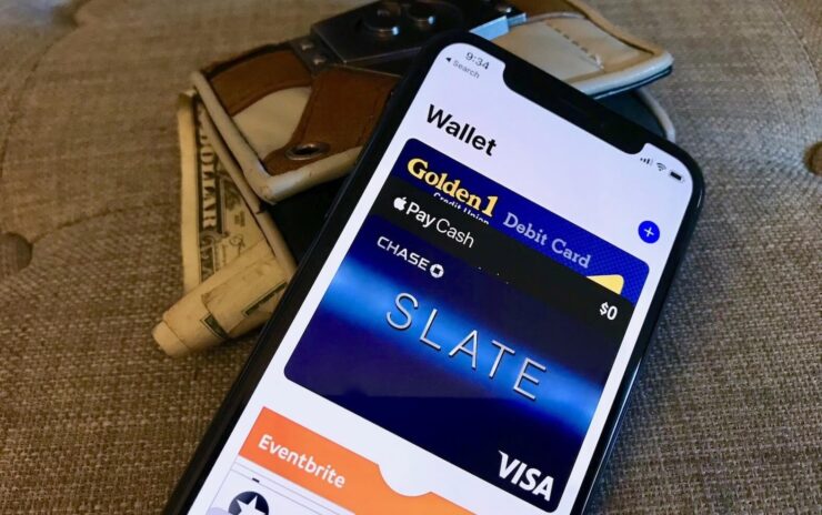 Выбрать карту вручную несложно, но будет круто, если iPhone сам поймёт, какая именно вам нужна. Фото.