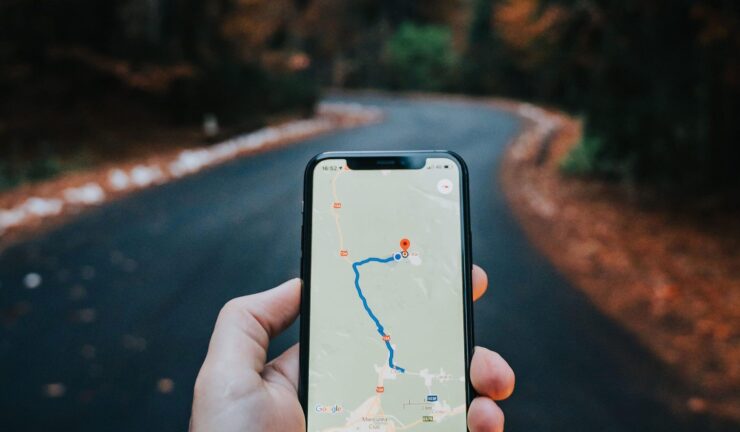Слежка с помощью AirTag. На самом деле AirTag может не оповестить о слежке даже пользователей iOS, позволяя тайно отслеживать их перемещения. Фото.