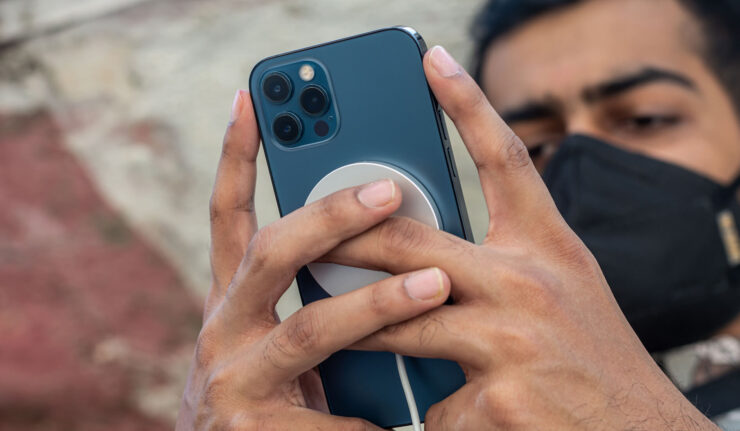 Живёт от зарядки iPhone 12 Pro Max долго, но и заряжается дольше, чем любой другой флагман. Фото.