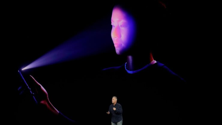 Почему iPhone фотографирует сам. Когда iPhone распознай ваше внимание, лицо может освещаться так, как на этой фотографии. Правда, разглядеть вспышки можно только через другую камеру. Фото.