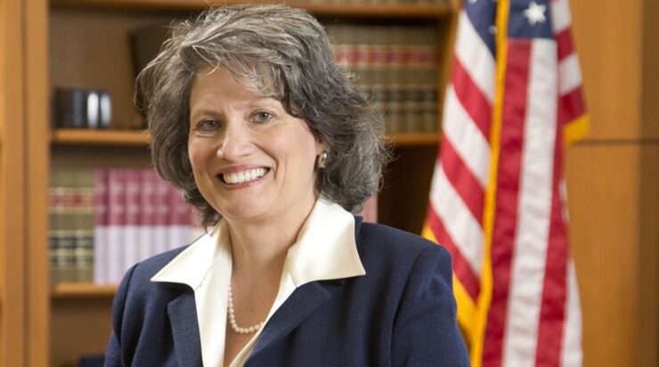 Чем закончится спор Epic Games против Apple. Ивонн Гонсалес считает, что надо разрешить разработчикам принимать оплату за встроенные покупки у себя на сайтах. Фото.