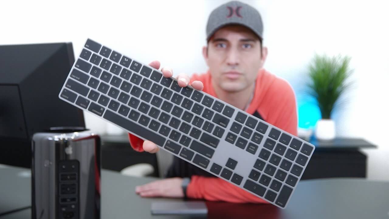 Аксессуары в цвете Space Gray стоят дороже серебристых, но многих это не останавливает. Фото.