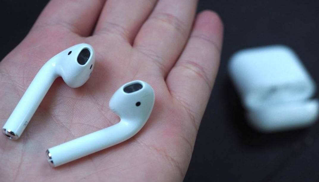 Классические AirPods лучше не брать, потому что звучат они так себе. Фото.